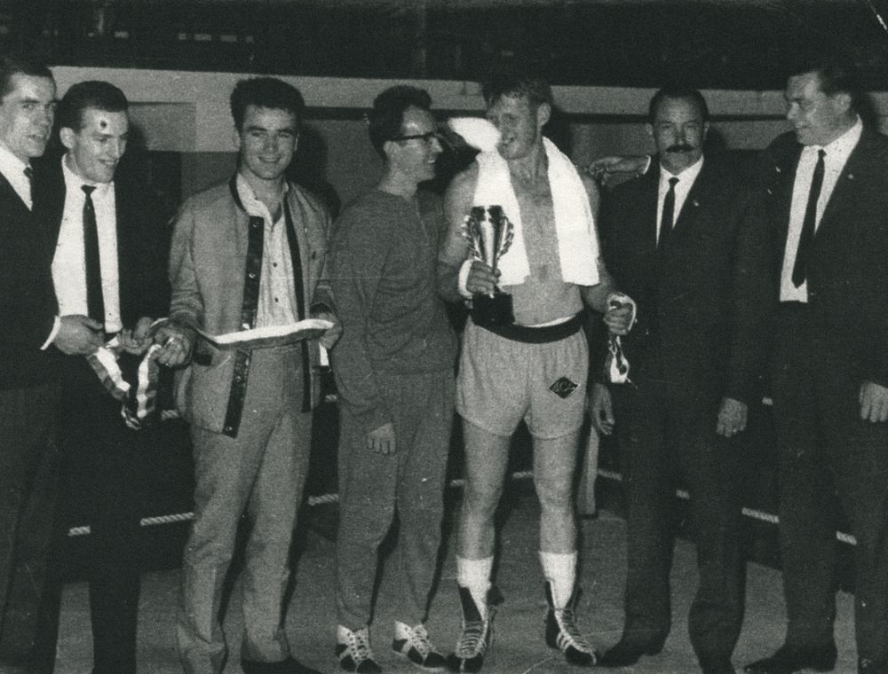Siegerehrung mit Pokal in der Halle